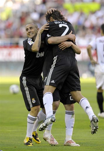 显得略有不 显得略有不