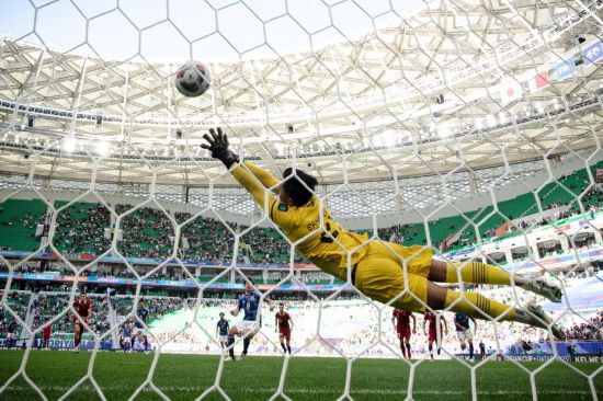 凭借冷静的 凭借冷静的